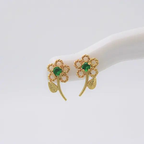 Arete Flor Verde Color Esmeralda